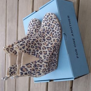 Toms Kelsey Leopard Suede Wedge Bootie Women's 5.5